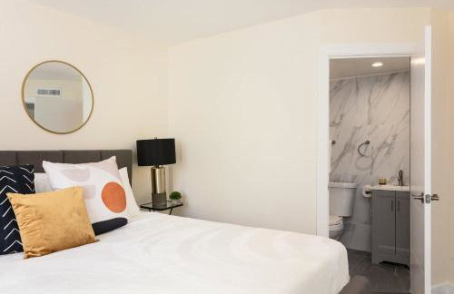 Unwind in Spacious 2BR Apt Sleeps 6 with Parking - Foto 15