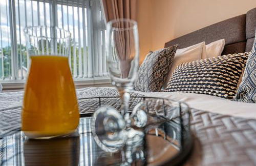 Elegant 5 Bed House - Sleeps 9, Central Solihull, NEC, JLR, HS2, Resorts World, Airport Business and Leisure Stays, - Foto 31