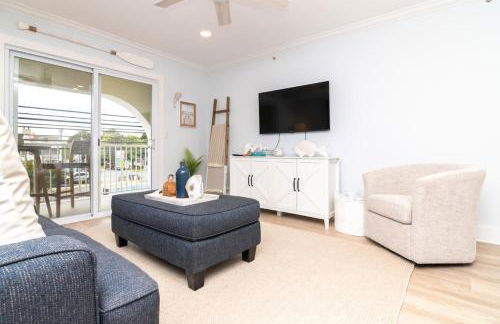 NEW 3BR-3BA Beach Block with Parking - Photo 2