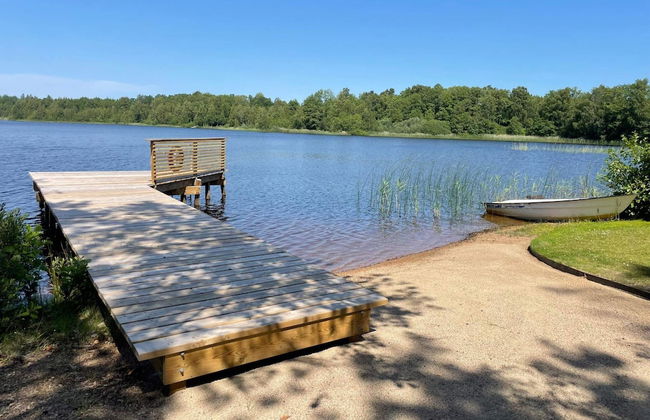 Bright Holiday House by the Lake - Photo 34