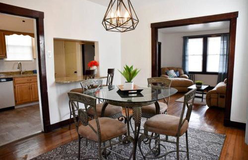 Beautiful 3 Bedroom Home Cozy Front and Back Porch - Foto 3