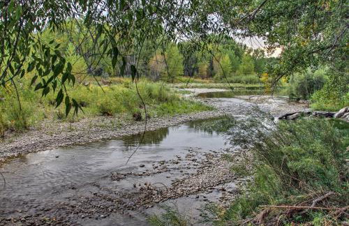 Cozy Angler's Apt - Steps to Trout Fishing River! - Foto 2