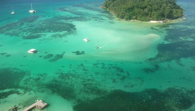 La isla Moyenne forma parte del parque marino Sainte Anne