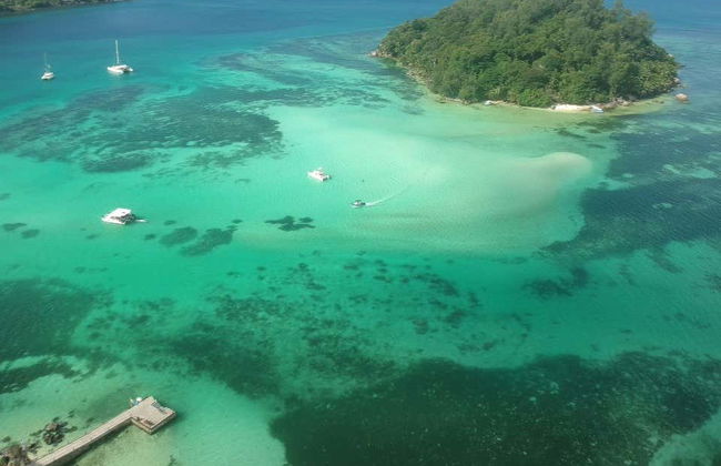 Excursión a la isla Moyenne + Snorkel y comida en el restaurante Jolly Roger - Foto 2