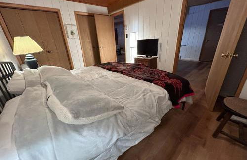 Lakefront Cabin Pvt Beach and Dock - Sunset Marina - Foto 26