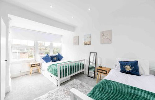 The Lymington Hub Slps 13 hot tub/chef/spa - Photo 26