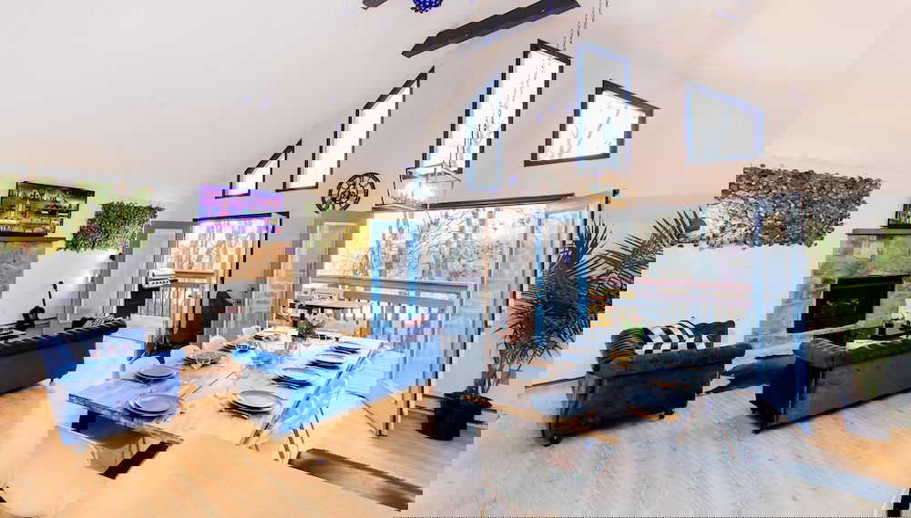 Waterfront Chalet W hot-tub & Pool by RedAwning - Foto 1, Imagen principal