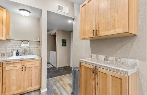 Charming Country Club Condo with Loft & Fireplace - Foto 7