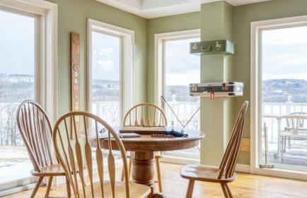 Historic & Secluded Estate on the Hudson River w/ Pool Sleeps 24 River House by Avantstay - Foto 126