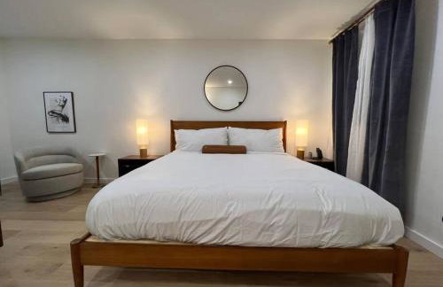 Stylish DTWN Hotel, Steps to Restaurants, King Bed, Room # 205 - Foto 11