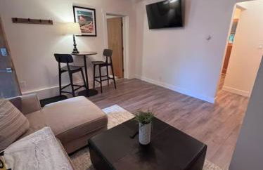 Minimalist Urban Unit Sleek 1-Bedroom Sanctuary - Foto 1