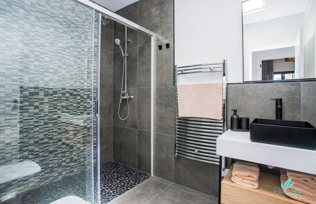 Gorgeous Newly Renovated 4-bedroom Villa! - Photo 13