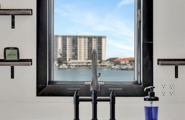 The Aura a Luxury Waterview Condo Heated Pool - Foto 6