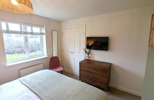CHERRYTREES 5 Bed House, Sleeps 10, 3 Bathrooms, Parking, Ideal for Groups and Work Stays - Foto 18