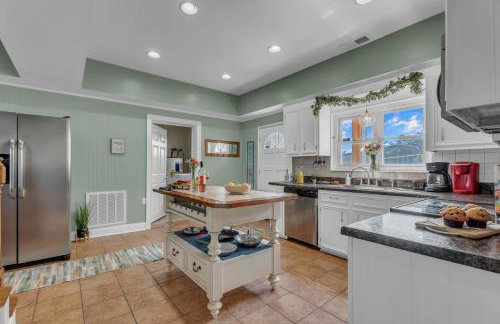 Lakefront Getaway with Dock Pool Sunset Games - Foto 16