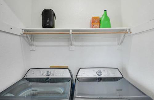 Modern Home - 1 Acre Lot w Pool Patios Jacuzzi - Foto 40