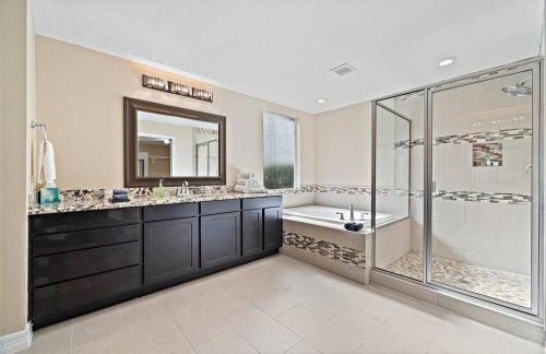 Nr DT, Med Center, Midtown Sleeps 16 Game Room - Photo 25