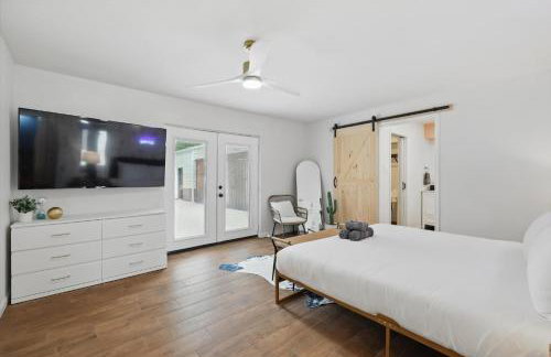 5BR w Pool, Golf Simulator, Game Room & EV Charger - Foto 22