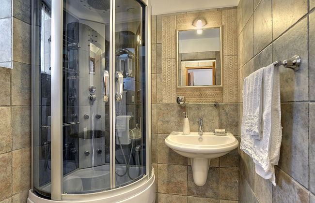 Well Maintained Holiday Home With Private Heated Pool Near the Beach - Foto 16