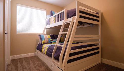 3 Car Garage Full Kitchen Large Backyard Smart TVs - Foto 4