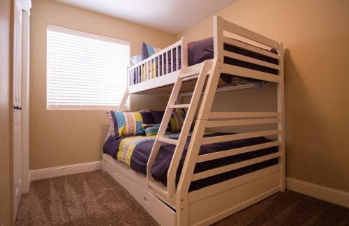 3 Car Garage Full Kitchen Large Backyard Smart TVs - Foto 4