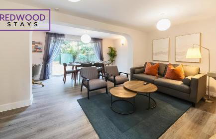 3-Bedroom Serviced House, Free Parking for 2 Cars, Free WiFi By Redwood Stays - Foto 18