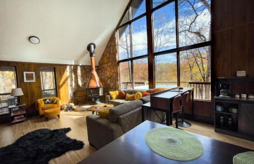 Chalet w Hot Tub Fireplace Grill FirePit & Wifi - Photo 11