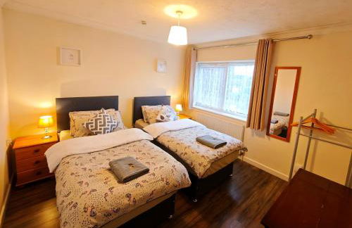 Spacious 3 Bedroom Home Ample Parking Near Shops - Photo 11