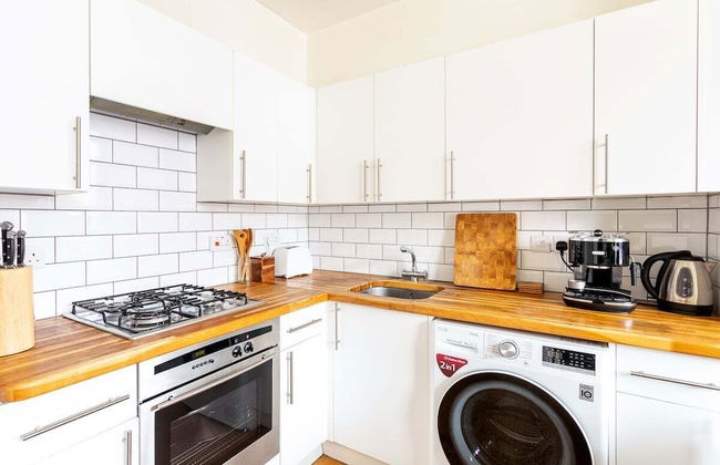 Bright and Spacious Notting Hill Nest - Photo 13