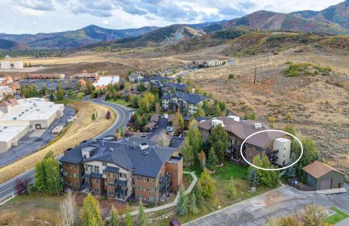 KBM Resorts Crestview Condos Spacious condo near Olympic Park with gas fireplace year-round pool hot tub city wide shuttle access. CVC-308B - Foto 46