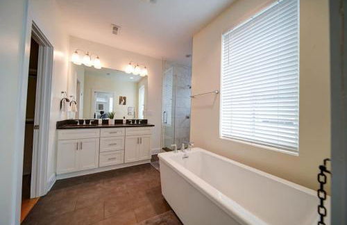 Luxe Townhome Rooftop Hot Tub Parking - Photo 64