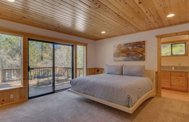 Black Bear by Avantstay Spacious Viking Lodge in Tahoe Donner w/ Game Room & Hot Tub! - Photo 59