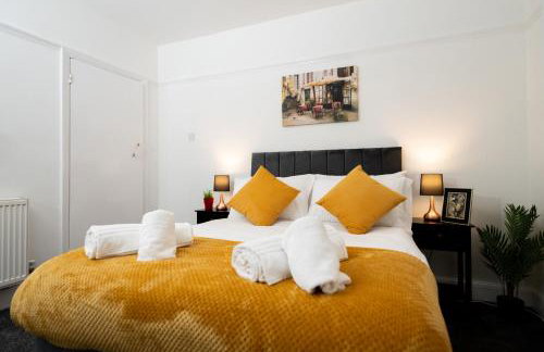 Stylish 4BR House, Sleeps 7, High-Speed Wi-Fi, Long Stay Friendly - Foto 48