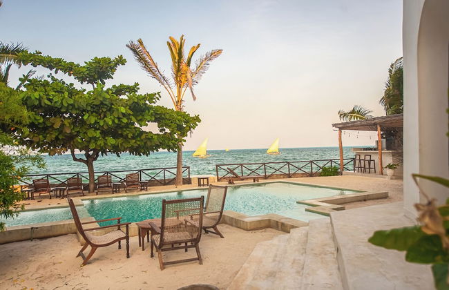 Solymar Staffed Beach Front Villa - Photo 51