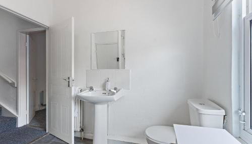 Stylish 2-Bedroom Apartment in Leeds LS12, Perfect for Contractors & Extended Stays-F&K Property - Foto 4