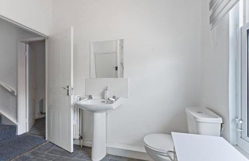 Stylish 2-Bedroom Apartment in Leeds LS12, Perfect for Contractors & Extended Stays-F&K Property - Foto 4