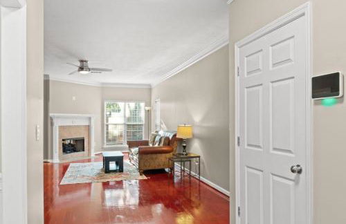 Private Fenced Yard • Sleeps 10 • Mins to Malls - Foto 4