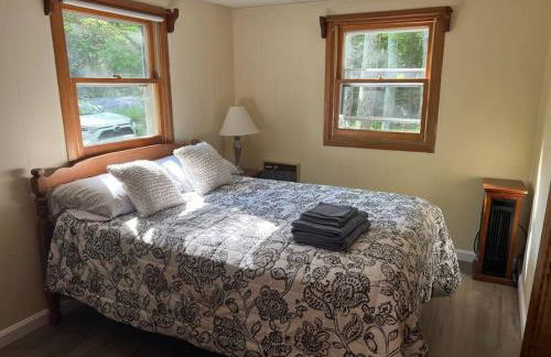 Romantic Pocono house - stream, lake, beach, pool, firepit - Foto 10