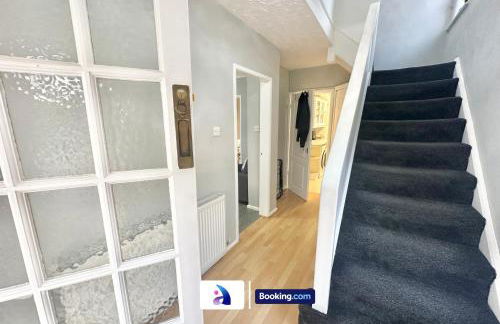 Spacious 3 BDR By Avalora Short Lets & Serviced Accommodation Queensway With Big Garden, Near Train Station, Airport & Large Driveway - Photo 26