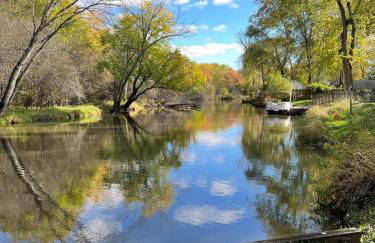 Cozy 3BR Cabin With Hot Tub on Nippersink Creek - Photo 25