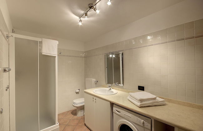 Lovely Flat With Shared Pool and Amazing Lake View - Photo 6