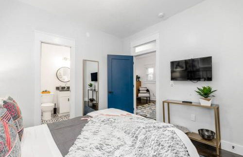 Spacious 5BR/5.5BA Near Plaza & Museum - Photo 9