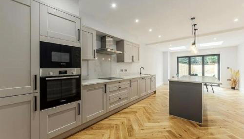Prime Location 4-Bed Home in Croydon with Parking - Foto 2