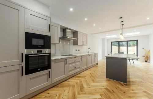 Prime Location 4-Bed Home in Croydon with Parking - Foto 2