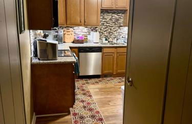 Cozy Cabin Vibe in the City - Foto 14