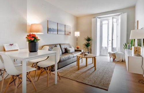 Diseño y confort junto a la catedral - Foto 1