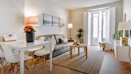 Diseño y confort junto a la catedral - Foto 1