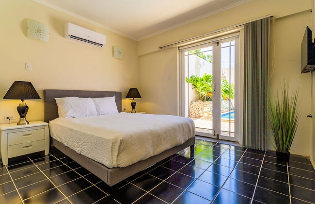 Large Villa With View! Private Pool Free Utilities! - Photo 5