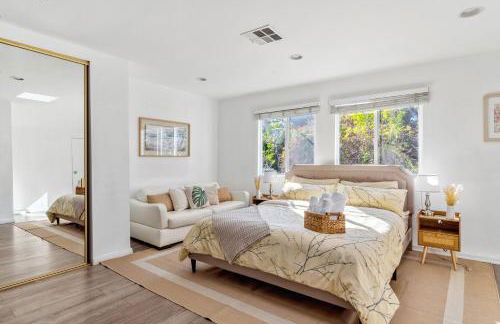 Quiet Home with Spectacular Scenic Mountain Views near Universal Studios Hollywood - Photo 2