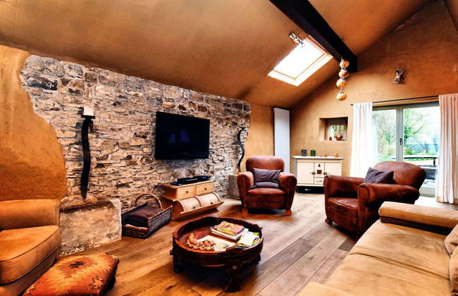 Relaxing Retreat Near Forests - Photo 1